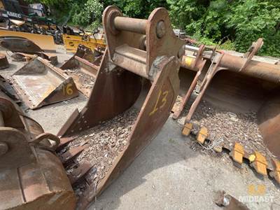 35” Digging Bucket. Fits 450 Size Machine.