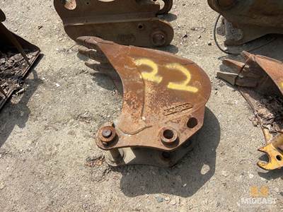 12” Digging Bucket. Fits 75 Deere.