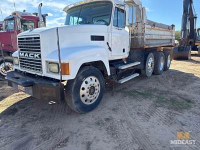 2001 Mack CH613 Dump Truck. 13 Speed Transmission, Engine Type: L6, 11.9L (728