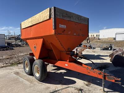 Pull-Type Dry Fertilizer Applicator