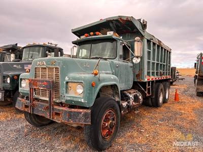 Mack RD686S Dump Truck