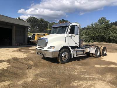 Freightliner Columbia 112 Tandem Axle Flatbed Truck