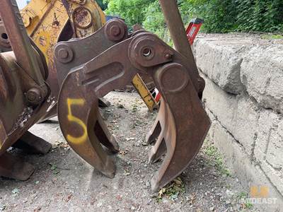 Grapple For 200 Size Machine.Fits 20-Ton Excavator Class.    Located In: BedFord
