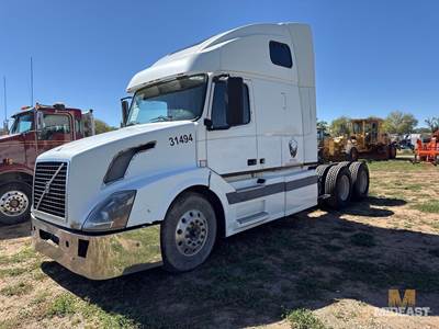 Volvo VNL64T670 Sleeper Semi Truck