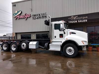 2018 Kenworth T880 Roll Off Truck with Manual Transmission, Automatic Tarp and Lift Axle -- Location: Houston, TX
