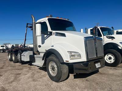 2018 Kenworth T880 Roll Off Truck with Manual Transmission, Automatic Tarp and Lift Axle -- Location: Houston, TX