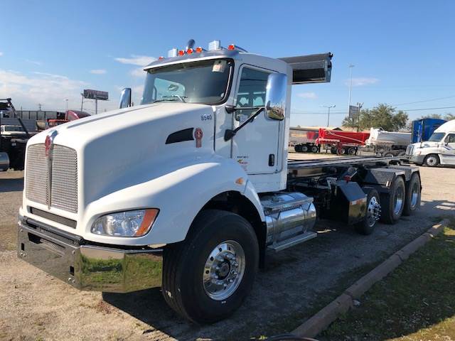 2014 Kenworth T440 Roll Off Truck with Automatic Tarp & Lift Axle
