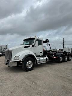 2020 Kenworth Roll Off Truck with Manual Transmission, Automatic Tarp and Lift Axle -- Location: Houston, TX