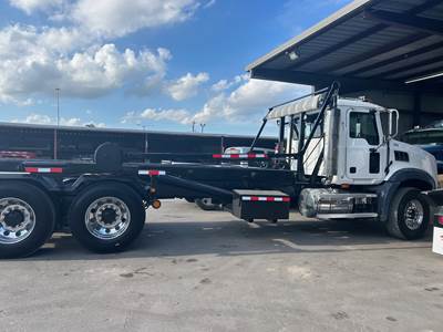 2007 Mack Granite GU813 Roll Off Truck with Automatic Transmission, Automatic Tarp, and Lift Axle -- Location: Houston, TX