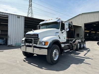2004 Mack Roll Off Truck with Automatic Transmission, Automatic Tarp, and Lift Axle -- Location: Houston, TX