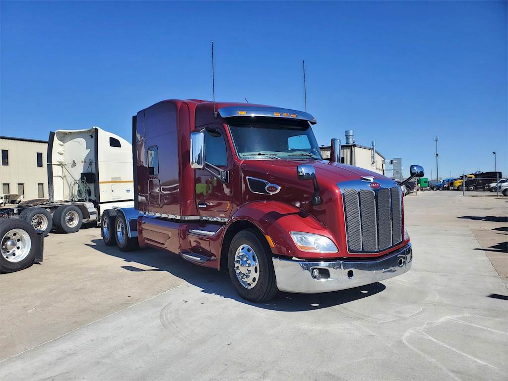 2017 Peterbilt 579 Sleeper Semi Truck Paccar 500HP, 18 Speed Manual
