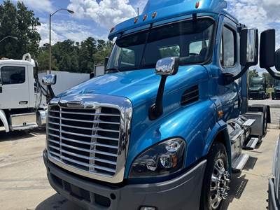 Freightliner Cascadia 113 Day Cab Truck - Detroit, 10 Speed Amt