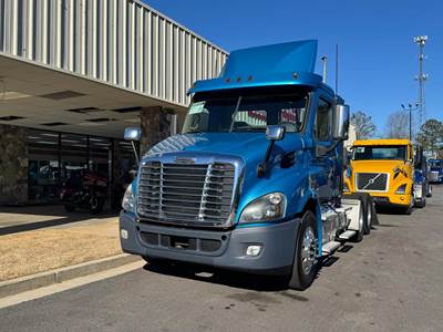 Freightliner Cascadia 113 Day Cab Truck - Detroit 450HP, 10 Speed Manual