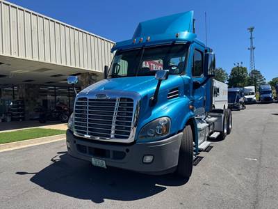 Freightliner Cascadia 113 Day Cab Truck - Detroit 450HP, 10 Speed Manual
