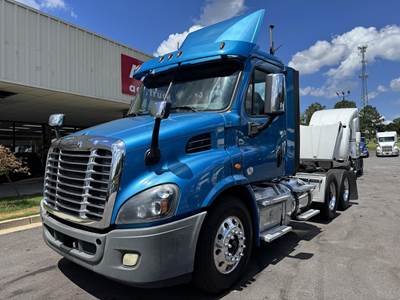 Freightliner Cascadia 113 Day Cab Truck - Detroit 450HP, 10 Speed Manual