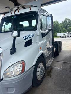 Freightliner Cascadia 113 Day Cab Truck - Detroit, Automatic