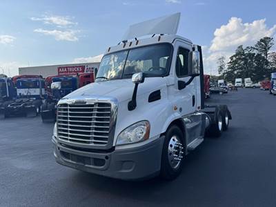 Freightliner Cascadia 113 Day Cab Truck - Detroit 450HP, Automatic