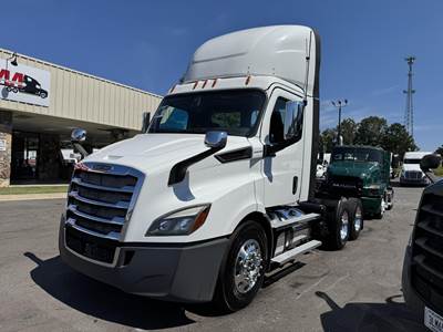 Freightliner Cascadia 116 Day Cab Truck - Detroit