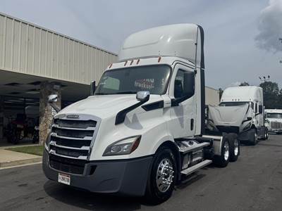Freightliner Cascadia 116 Day Cab Truck - Detroit