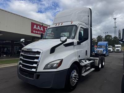 Freightliner Cascadia 116 Day Cab Truck - Detroit