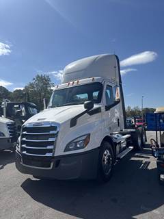 Freightliner Cascadia 116 Day Cab Truck - Detroit