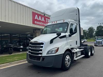 Freightliner Cascadia 116 Day Cab Truck - Detroit