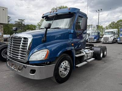 Freightliner Cascadia 125 Day Cab Truck - Detroit 450HP, 10 Speed Manual