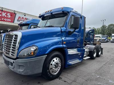 Freightliner Cascadia 125 Day Cab Truck - Detroit
