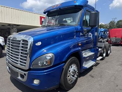 Freightliner Cascadia 125 Day Cab Truck - Detroit, 10 Speed Manual