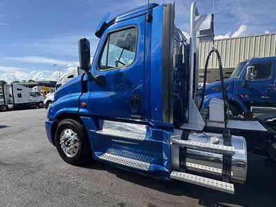 Freightliner Cascadia 125 Day Cab Truck - Detroit 450HP, 10 Speed Manual