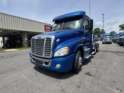 Freightliner Cascadia 125 Day Cab Truck - Detroit, 10 Speed Manual