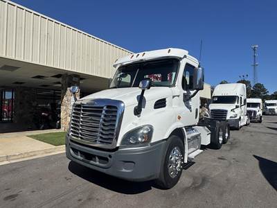 Freightliner Cascadia 125 Day Cab Truck - Detroit 450HP, 10 Speed Manual