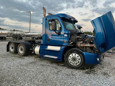 Freightliner Cascadia 125 Day Cab Truck - Detroit