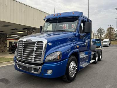 Freightliner Cascadia 125 Evolution Day Cab Truck - Detroit, 10 Speed Manual