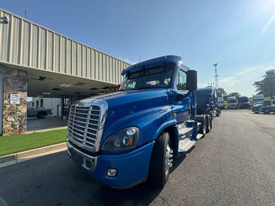 Freightliner Cascadia 125 Evolution Day Cab Truck - Detroit 450HP, 10 Speed Manual
