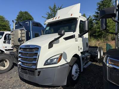 Freightliner Cascadia 126 Day Cab Truck - Detroit 435HP, 12 Speed Dt12 Amt