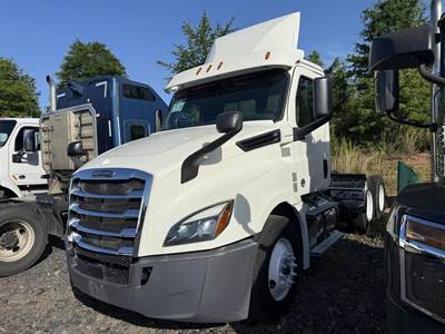 Freightliner Cascadia 126 Day Cab Truck - Detroit 435HP, 12 Speed Dt12 Amt