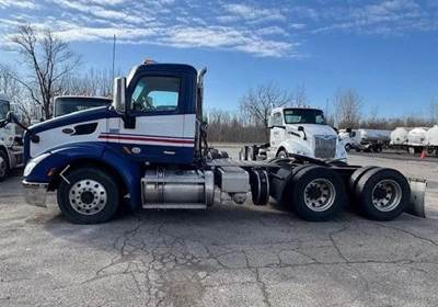 Peterbilt 579 Day Cab Truck - Paccar, Automatic