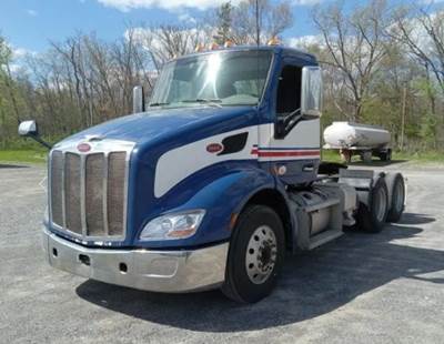 Peterbilt 579 Day Cab Truck - Paccar 455HP, Automatic