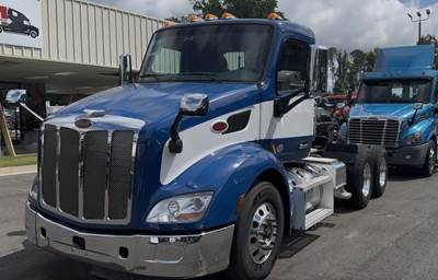 Peterbilt 579 Day Cab Truck - Paccar 455HP, Automatic