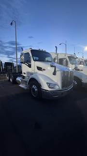 Peterbilt 579 Day Cab Truck - Paccar 455HP, 10 Speed Manual