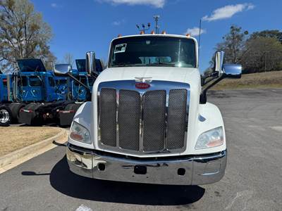 Peterbilt 579 Day Cab Truck - Paccar 455HP, 10 Speed Manual