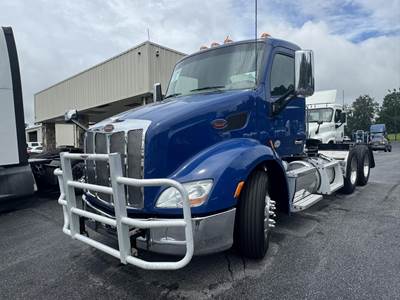 Peterbilt 579 Day Cab Truck - Paccar 455HP, 10 Speed Manual