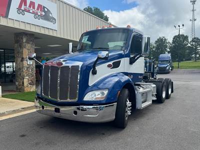 Peterbilt 579 Day Cab Truck - Paccar 455HP, Automatic