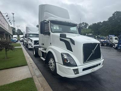 Volvo VNL42T300 Single Axle Day Cab Truck - D13