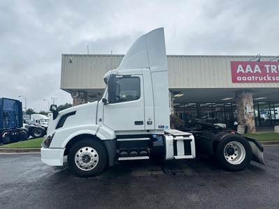 Volvo VNL42T300 Single Axle Day Cab Truck - D13