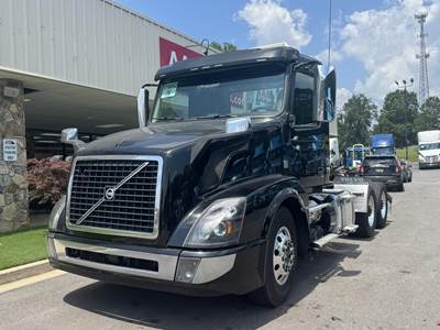 Volvo VNL62T300 Day Cab Truck - D11 405HP, Amt