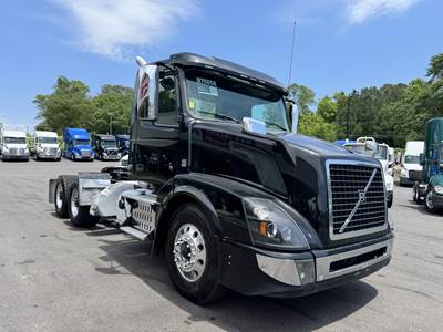 Volvo VNL64T300 Day Cab Truck - 375HP, Amt