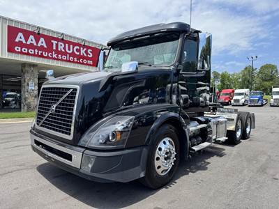 Volvo VNL64T300 Day Cab Truck - 375HP, Amt