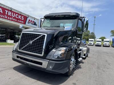 Volvo VNL64T300 Day Cab Truck - 375HP, Amt